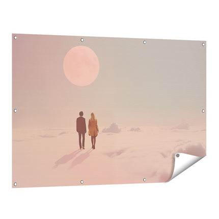 Tuinposter vooraanzicht Twee Mensen die Bovenop Wolken Staan ​​Met een Volle Maan Achter Hen