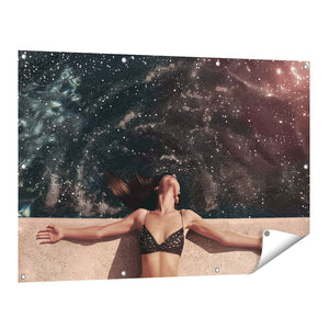 Tuinposter vooraanzicht Vrouw in een Bikini Liggend op de Rand van een Zwembad met haar Armen Uitgestrekt