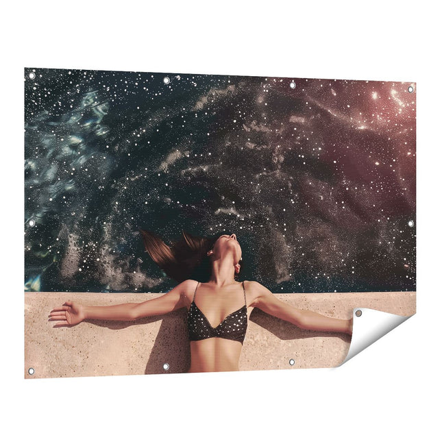 Tuinposter vooraanzicht Vrouw in een Bikini Liggend op de Rand van een Zwembad met haar Armen Uitgestrekt
