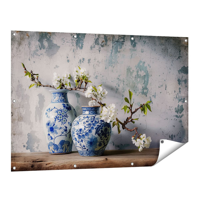 Tuinposter vooraanzicht Twee Blauwe en Witte Vazen ​​Op een Houten Tafel