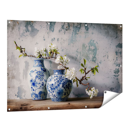 Tuinposter vooraanzicht Twee Blauwe en Witte Vazen ​​Op een Houten Tafel