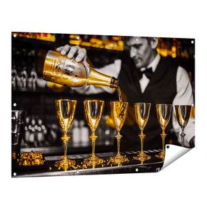 Tuinposter vooraanzicht Barman Giet Champagne in Gouden Fluiten