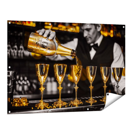 Tuinposter vooraanzicht Barman Giet Champagne in Gouden Fluiten