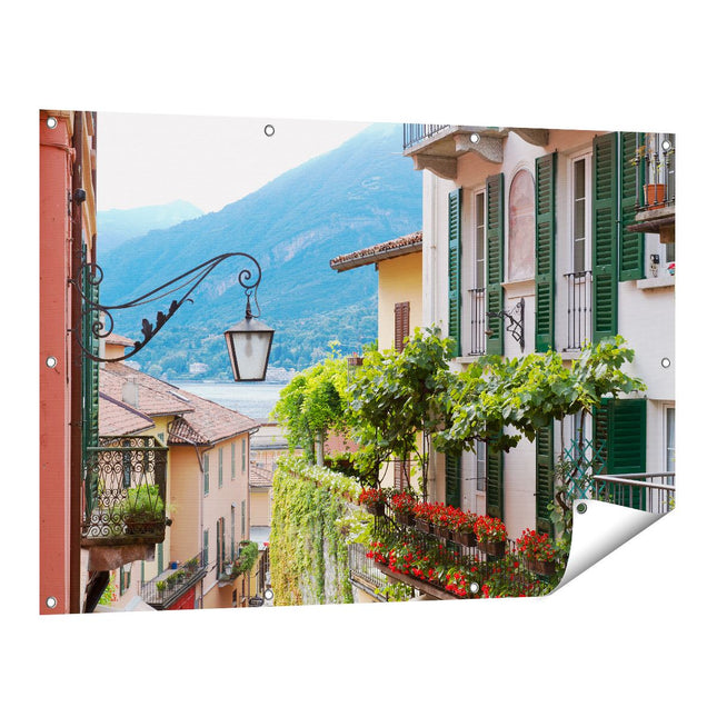 Tuinposter vooraanzicht Kleurijk Straatje in Italie