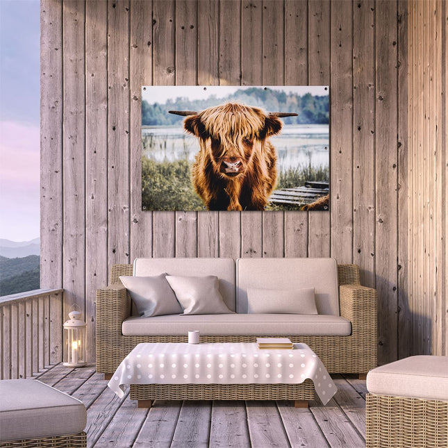 Tuinposter buiten terras Schotse Hooglander Koeienkop Bij Een Meer