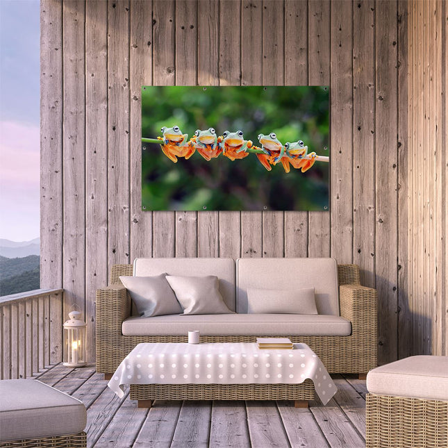 Tuinposter buiten terras Groep Kikkers op een Tak