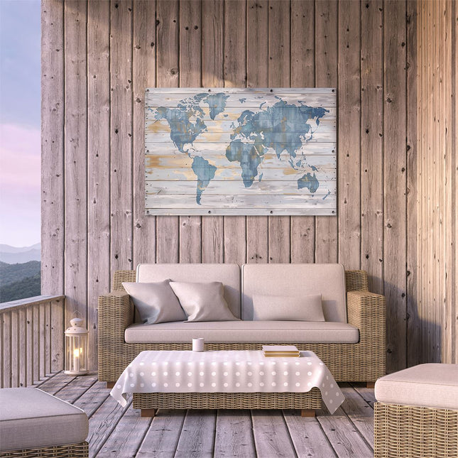 Tuinposter buiten terras Blauwe en Witte Wereldkaart op een Houten Plank