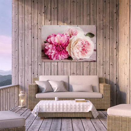 Tuinposter buiten terras Drie Roze en Witte Bloemen op een Houten Tafel