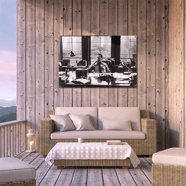 Tuinposter buiten terras Man zit aan een Bureau voor een Raam