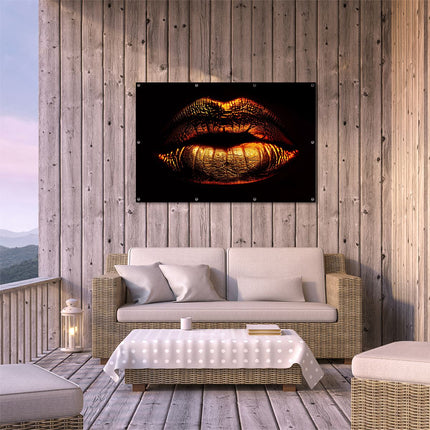 Tuinposter buiten terras De Lippen van de Vrouw zijn Goudkleurig Verlicht
