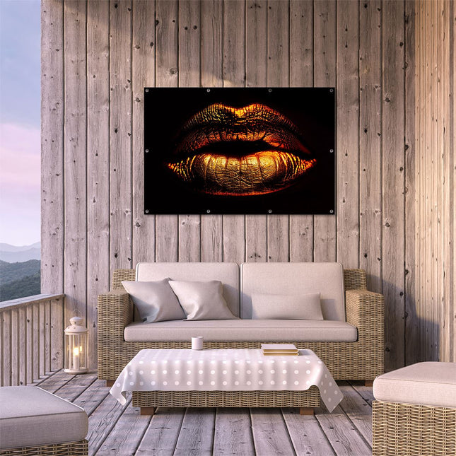 Tuinposter buiten terras De Lippen van de Vrouw zijn Goudkleurig Verlicht