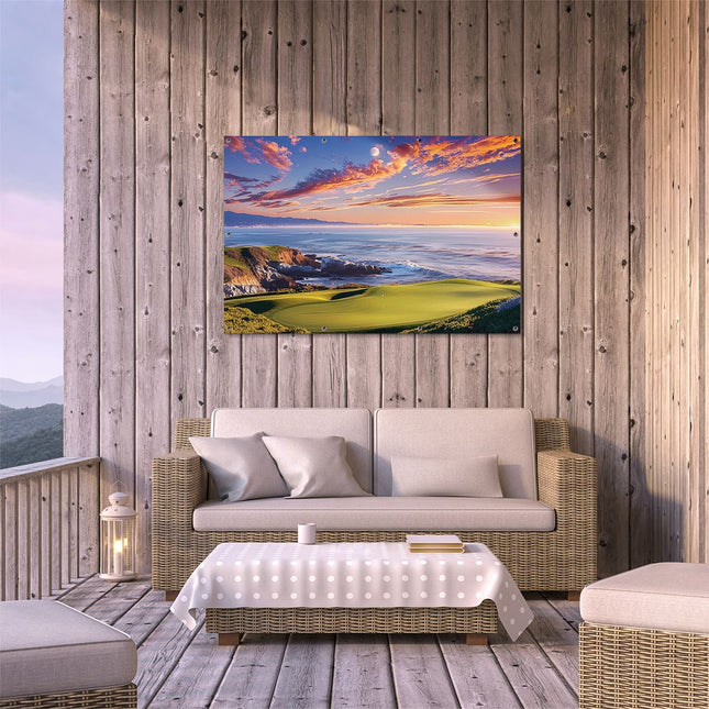 Tuinposter buiten terras Golfbaan bij Zonsondergang met de Oceaan op de Achtergrond