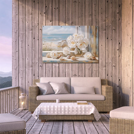 Tuinposter buiten terras Witte Bloemen en Schelpen op een Vensterbank