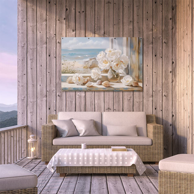 Tuinposter buiten terras Witte Bloemen en Schelpen op een Vensterbank