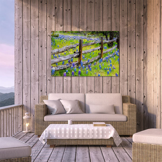Tuinposter buiten terras Hek met Bluebonnets op de Achtergrond