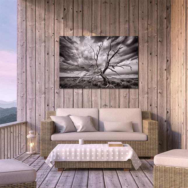 Tuinposter buiten terras Dode Boom Midden in een Stormachtige Lucht