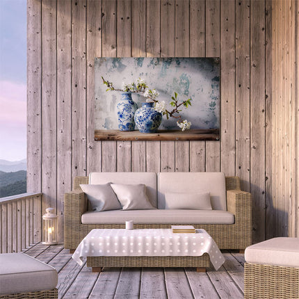Tuinposter buiten terras Twee Blauwe en Witte Vazen ​​Op een Houten Tafel