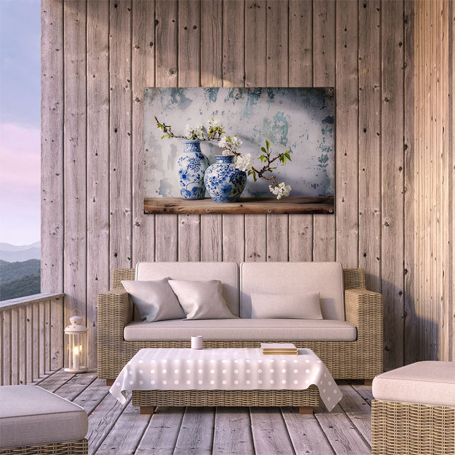 Tuinposter buiten terras Twee Blauwe en Witte Vazen ​​Op een Houten Tafel
