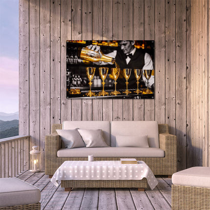Tuinposter buiten terras Barman Giet Champagne in Gouden Fluiten