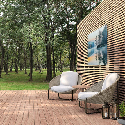 Tuinposter buiten Mistig Meer met Bomen erin Weerspiegeld