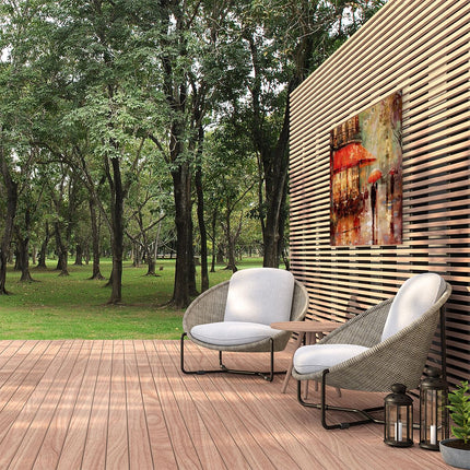Tuinposter buiten Kunstwerk van een Stel dat in de Regen door een Straat loopt
