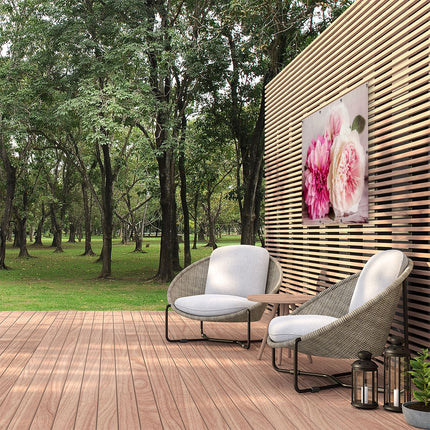 Tuinposter buiten Drie Roze en Witte Bloemen op een Houten Tafel