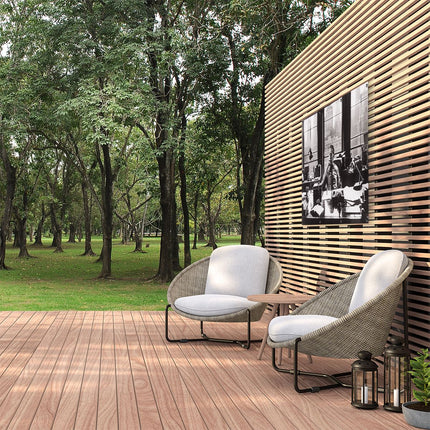 Tuinposter buiten Man zit aan een Bureau voor een Raam