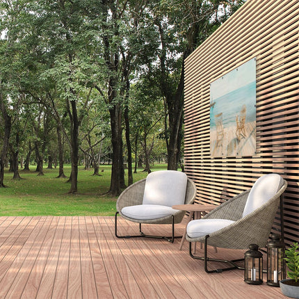 Tuinposter buiten Twee Schommelstoelen op een Houten Terras met Uitzicht op de Oceaan