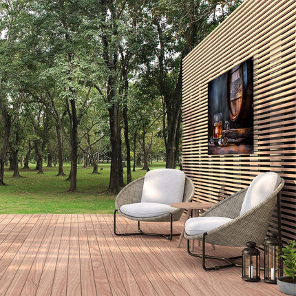 Tuinposter buiten Glas Whisky met IJsblokjes en een Houten Vat