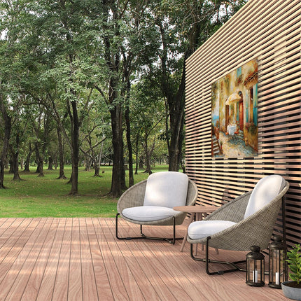 Tuinposter buiten Kunstwerk van een Tafel en Stoelen op een Binnenplaats