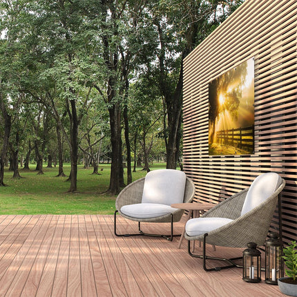 Tuinposter buiten Zonnestralen Komen door een Boom in een Veld