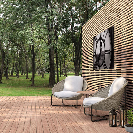 Tuinposter buiten Klok met een Gebouw op de Achtergrond
