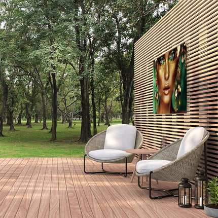 Tuinposter buiten Vrouw met Gouden Make-Up en Oorbellen