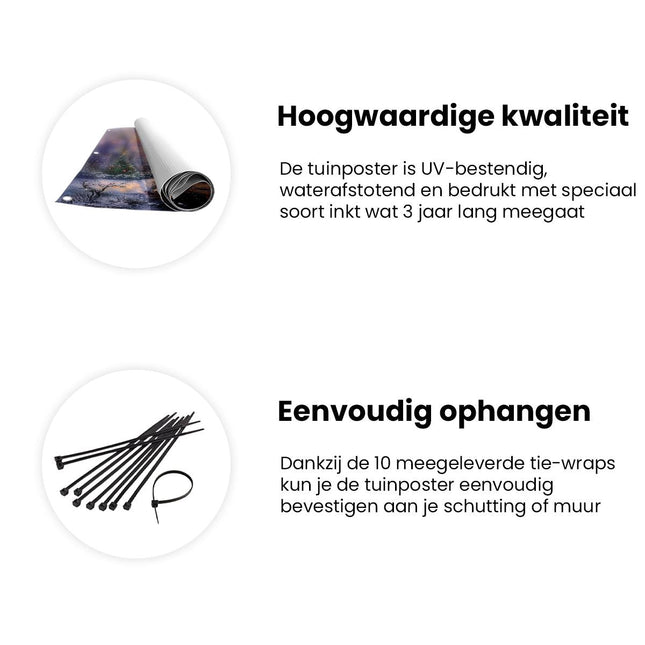 Tuinposter informatie Kunstwerk van een Kersthuisje in de Sneeuw